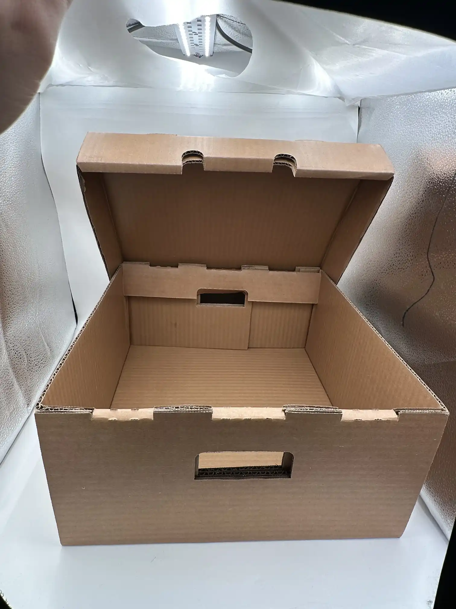 Suuri vahattu aaltopahvilaatikko