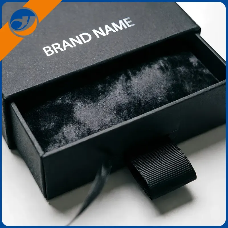 Ylellinen solmiolaatikko